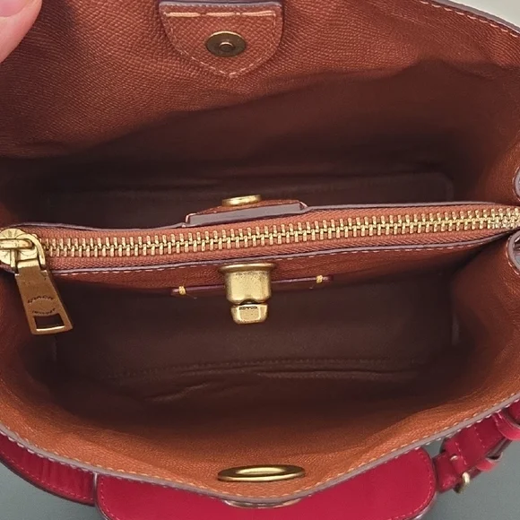 Willow Bucket Bag In Signature Canvas With Heart Print
C8389 - Picture 11 of 16